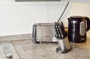 Il comprend une cuisine équipée d'un grille-pain et d'une cafetière. dans l'établissement Norus Providencia, à Santiago