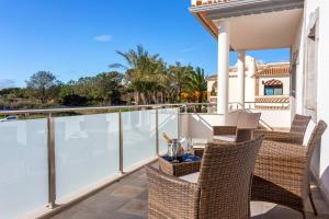 En balkon eller terrasse på Luxury Vau Beach Villa with Private Heated Pool