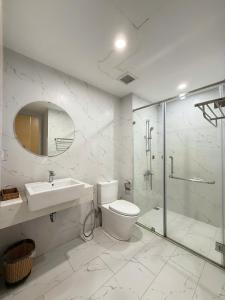 Et badeværelse på TMS Ocean Suite Quy Nhon