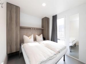 Giường trong phòng chung tại MobileHome auf dem Vital Camp Bayerbach