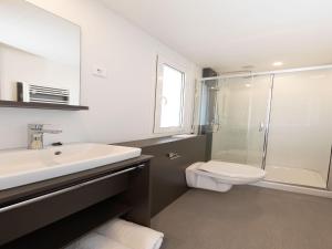 Phòng tắm tại MobileHome auf dem Vital Camp Bayerbach +19 ảnh