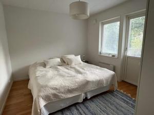 Una habitación blanca con una cama y una ventana en 6 person holiday home in STRÖMSTAD, en Strömstad