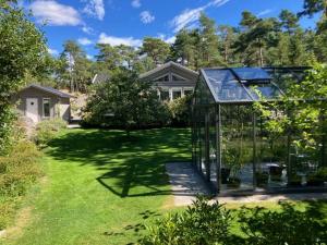 un invernadero en el patio de una casa en 6 person holiday home in STRÖMSTAD, en Strömstad