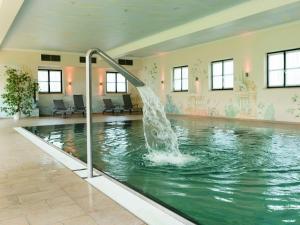 Πισίνα στο ή κοντά στο Chalet eigener Sauna im Vital Camp Bayerbach