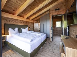 Ένα ή περισσότερα κρεβάτια σε δωμάτιο στο Chalet eigener Sauna im Vital Camp Bayerbach +29 φωτογραφίες