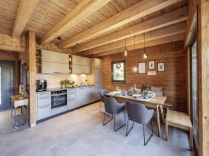 Η κουζίνα ή μικρή κουζίνα στο Chalet eigener Sauna im Vital Camp Bayerbach