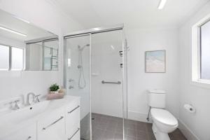 ein weißes Badezimmer mit Dusche und Toilette in der Unterkunft Nans at Northy - modern river cottage in North Haven + 20 Fotos