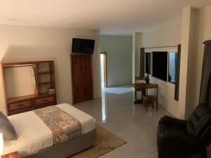 Harbour Place Suites في بلاسينسيا فيليدج: غرفة نوم بها سرير وكرسي ومكتب