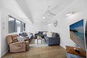 ein Wohnzimmer mit zwei Sofas und einem Tisch in der Unterkunft Nans at Northy - modern river cottage in North Haven