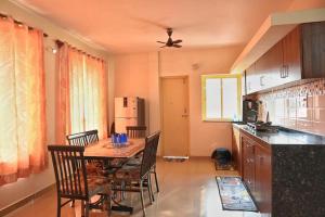 Una cocina o cocineta en Safron Modern Stay at Varca, Goa 2 fotos más