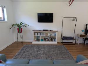 TV a/nebo společenská místnost v ubytování Langleys Port Campbell Hobby Farm