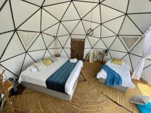 Кровать или кровати в номере Montemoral Family Glamping Naturaleza Aventura y Vista a la Montaña