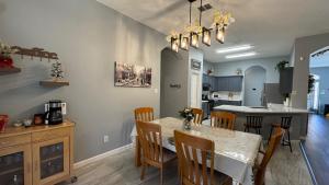 A Beautiful Home in Dallas-Fort Worth في غراند براري: مطبخ وغرفة طعام مع طاولة وكراسي