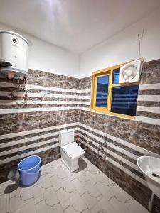 Ένα μπάνιο στο Raj Hotel