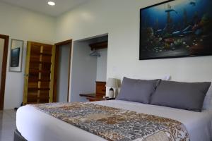 Harbour Place Suites في بلاسينسيا فيليدج: غرفة نوم بها سرير وصورة على الحائط +24 صورة