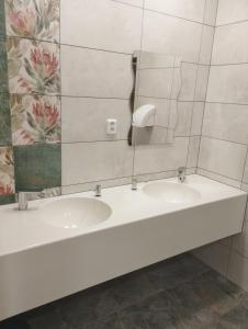 MorávkaVanessa - Camp pod kaštany的浴室里有白色洗手池和镜子 更多6张照片