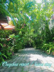 Ouychai Home stay resort في شيانغ ماي: ممر في زقاق منزل منتجع استوائي