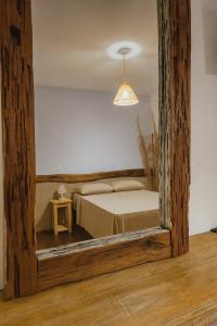 a bedroom with a bed in a wooden frame at Studio Privativo a 3 min Centro c Ar Condicionado in Uberlândia +27 photos