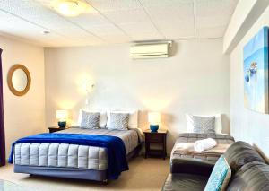 Una cama o camas en una habitación de Absolute Lake View Motel 37 fotos más