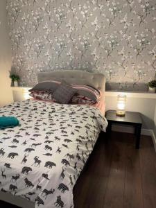 Ένα ή περισσότερα κρεβάτια σε δωμάτιο στο Lovely 2 bedroom suite in Langford