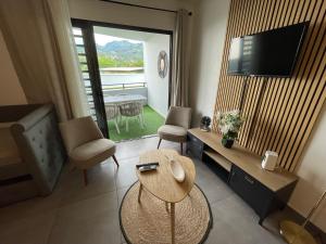 Una televisión o centro de entretenimiento en Stay In Tahiti