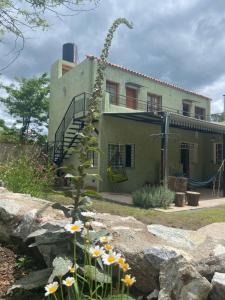 Το κτήριο όπου στεγάζεται  το διαμέρισμα