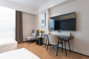 Ένα ή περισσότερα κρεβάτια σε δωμάτιο στο Atour Hotel Guangzhou Railway Station Sanyuanli Subway Station