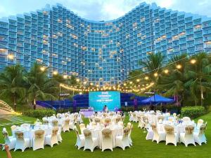 Thôn Hòa ÐaにあるThe Sea Tower Cam Ranh Resortの建物前のテーブルと椅子 +53枚の写真