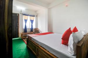 Ένα ή περισσότερα κρεβάτια σε δωμάτιο στο Hotel O Uzen Homestay