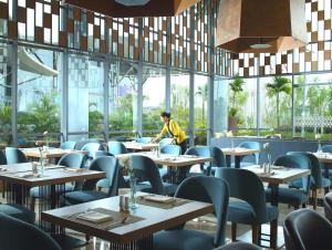 Hotel Santika Premiere ICE - BSD City tesisinde bir restoran veya yemek mekanı