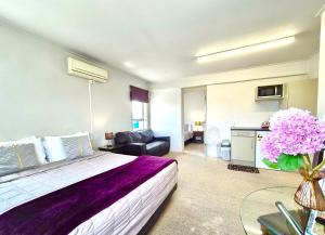 Un lugar para sentarse en Absolute Lake View Motel