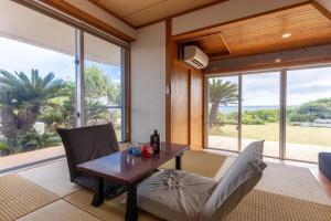 Posezení v ubytování 全室オーシャンビューの贅沢広々一軒家 + 68 fotografií