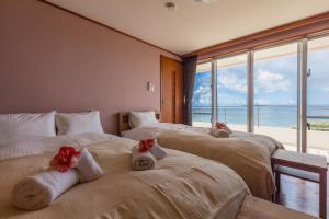 Postel nebo postele na pokoji v ubytování 全室オーシャンビューの贅沢広々一軒家