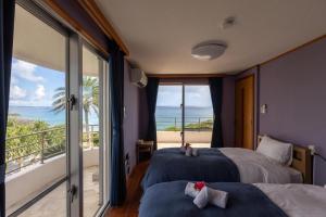 Postel nebo postele na pokoji v ubytování 全室オーシャンビューの贅沢広々一軒家