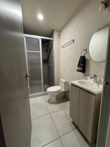 Et badeværelse på Depto nuevo cerca de H. Civil Viejo con A/C + 30 billeder