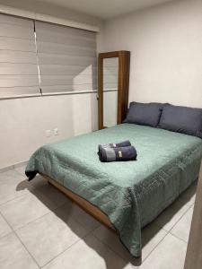 En eller flere senge i et værelse på Depto nuevo cerca de H. Civil Viejo con A/C