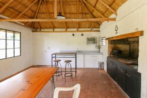 Kuchyň nebo kuchyňský kout v ubytování Casa con pileta Colastine III - Santa Fe