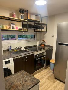 Departamento ideal encantador en morón centro في مورون: مطبخ صغير مع حوض وثلاجة