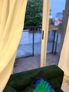 Departamento ideal encantador en morón centro في مورون: إطلالة على نافذة بها إناء من الزهور