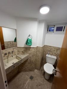 Departamento ideal encantador en morón centro في مورون: حمام مزود بمرحاض ومغسلة ومرآة +13 صورة