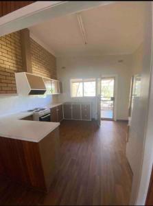 Nhà bếp/bếp nhỏ tại Central on Smith +12 ảnh