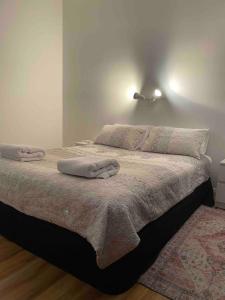 Giường trong phòng chung tại Central on Smith