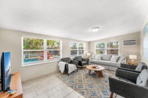 een woonkamer met banken en een tv bij 721 Java Rd in Cocoa Beach