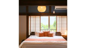 Ένα ή περισσότερα κρεβάτια σε δωμάτιο στο Winter Retreat in a Renovated Traditional House - Family-Friendly Play Area - Sunrise by the Sea - Easy Access to Kamakura and Hakone - Macchiato SHONAN Vacation Stay