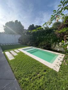 Casa Chalet Ensueños VISTA A LA LAGUNA في شاسكوموس: مسبح صغير وسط ساحة