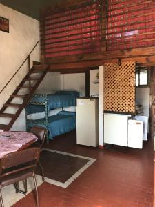 een kamer met een stapelbed en een trap bij Complejo Las Tonas in Las Toninas