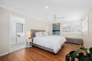 En eller flere senge i et værelse på Elegant luxury on First Ave - executive penthouse