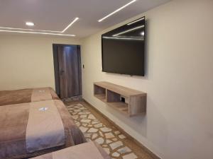 Un televizor și/sau centru de divertisment la Hotel Las Lajas Confort Ipiales