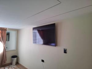 Un televizor și/sau centru de divertisment la Hotel Las Lajas Confort Ipiales