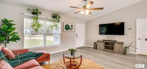 un soggiorno con divano e TV a schermo piatto di Rainbow Springs Kozy Getaway a Dunnellon